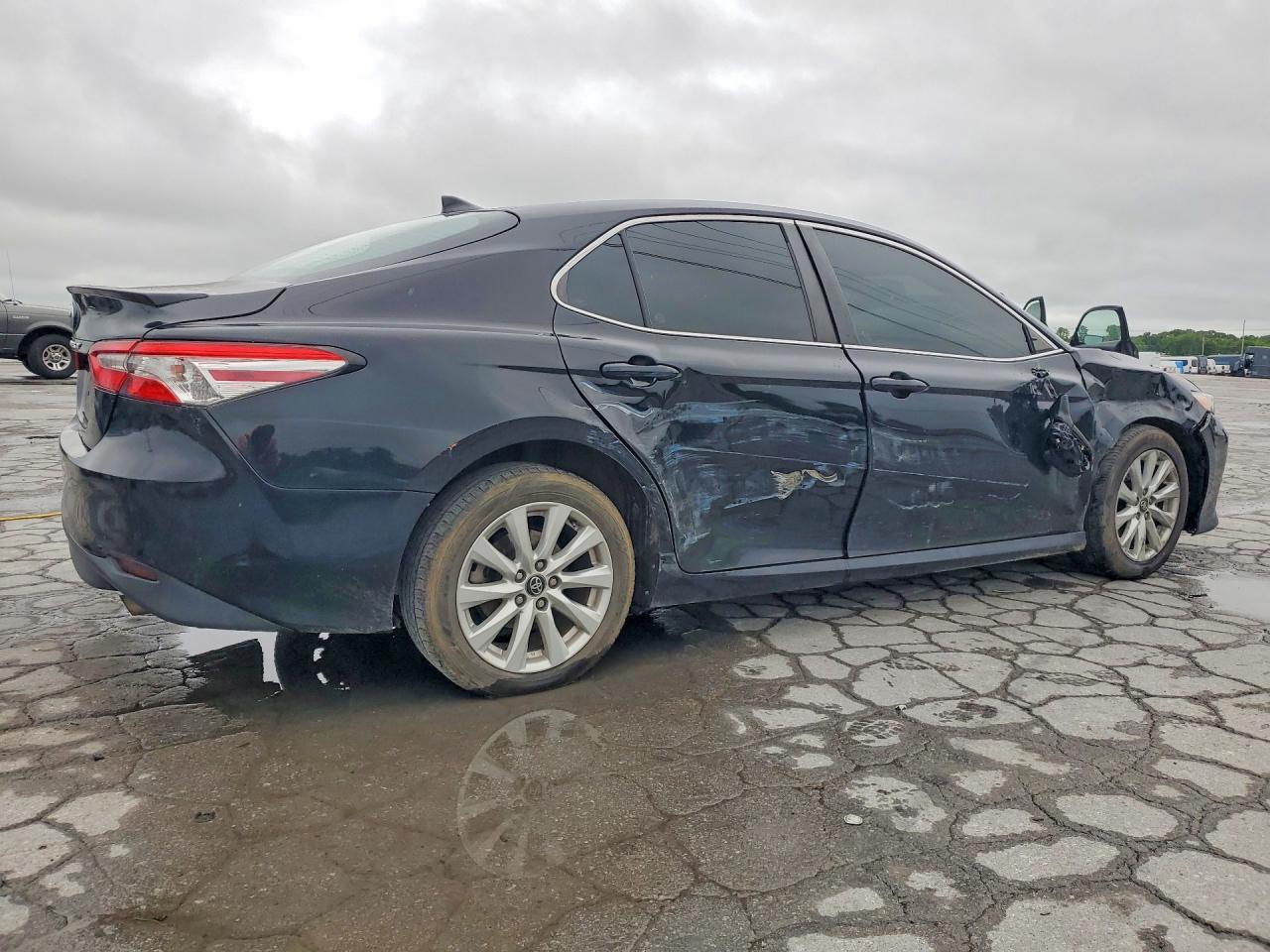 2020 Toyota Camry Le - Фото 3