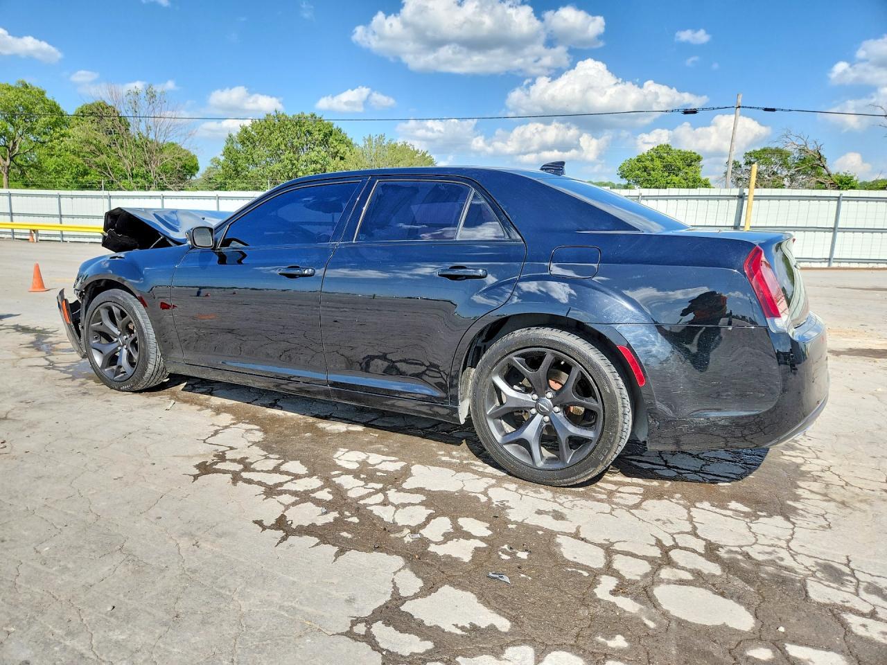 2022 Chrysler 300 S - Фото 2