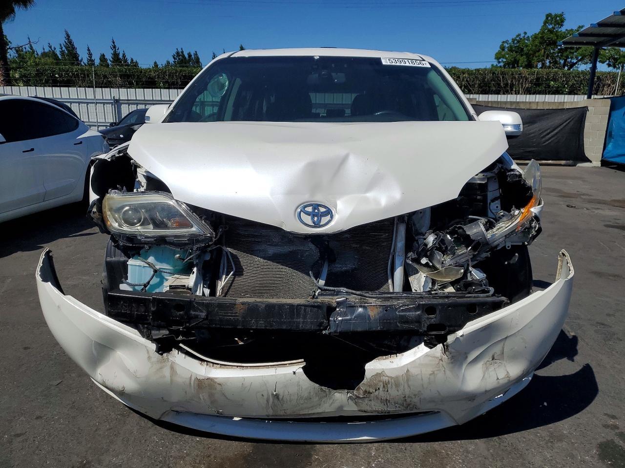 2015 Toyota Sienna Limited Premium 7-Passenger - Image 5
