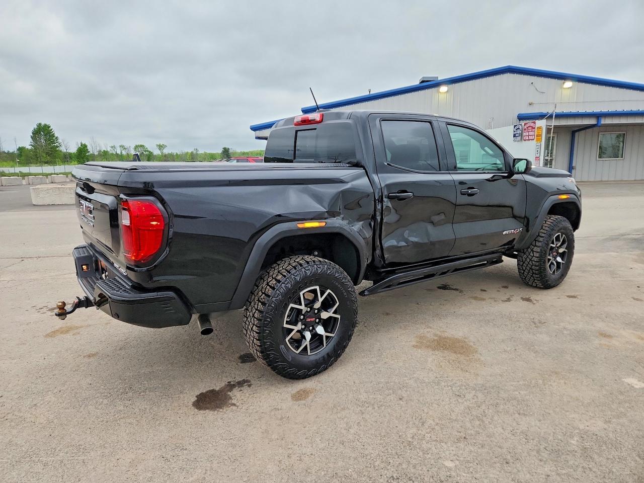 2025 GMC Canyon At4 - Image 3