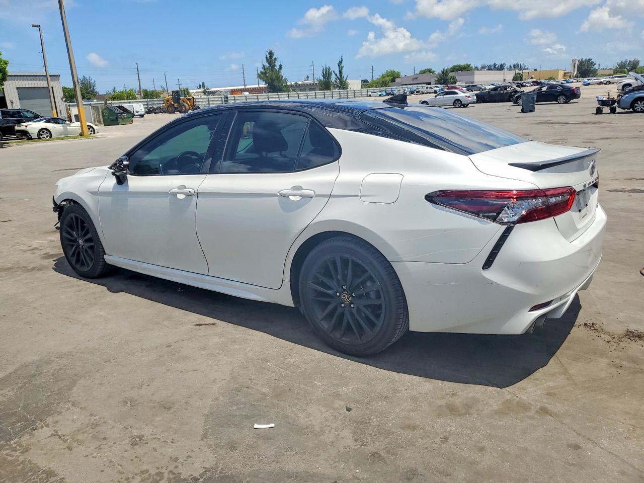2022 Toyota Camry Xse - Фото 2