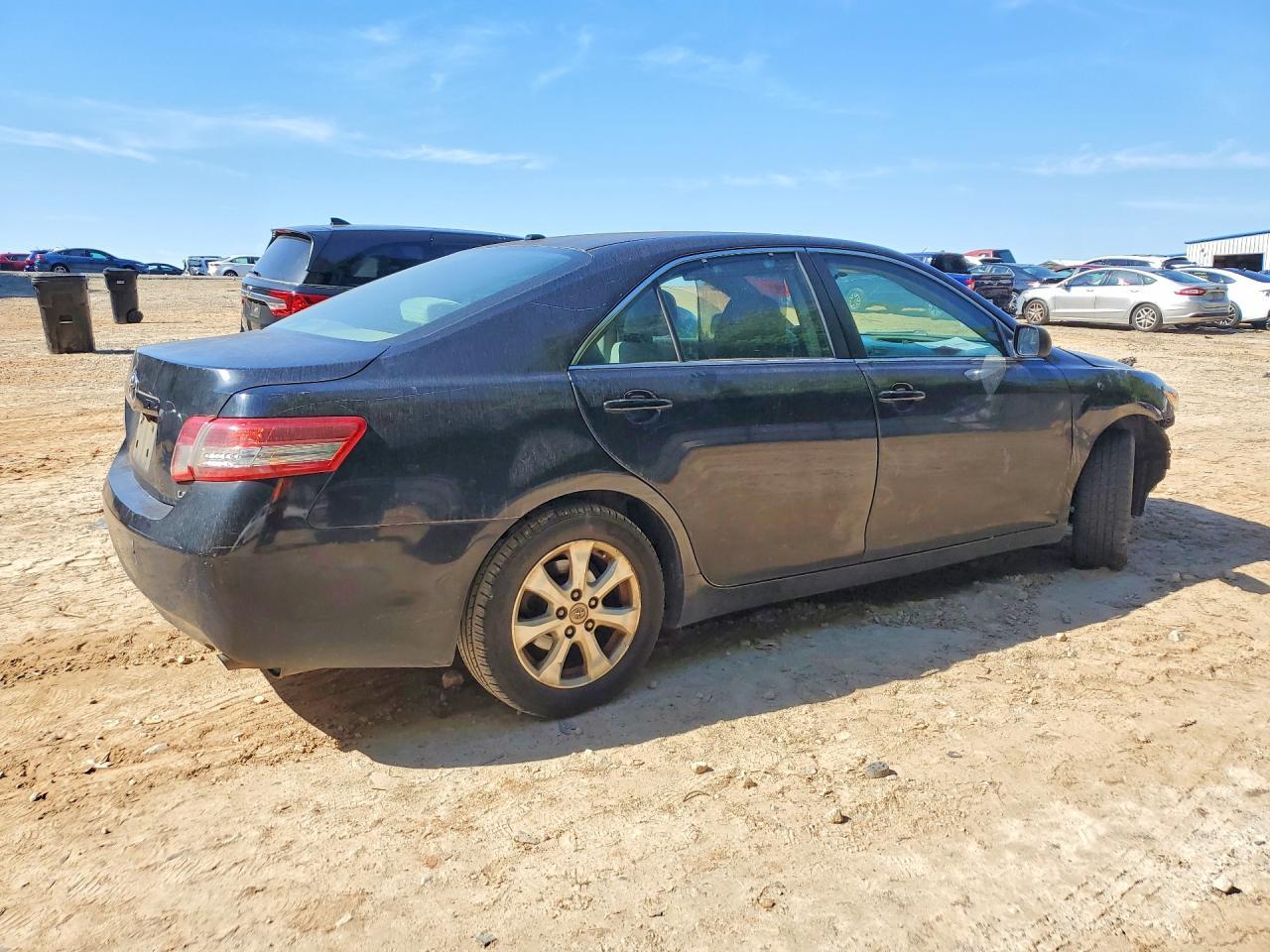2011 Toyota Camry Le - Фото 3