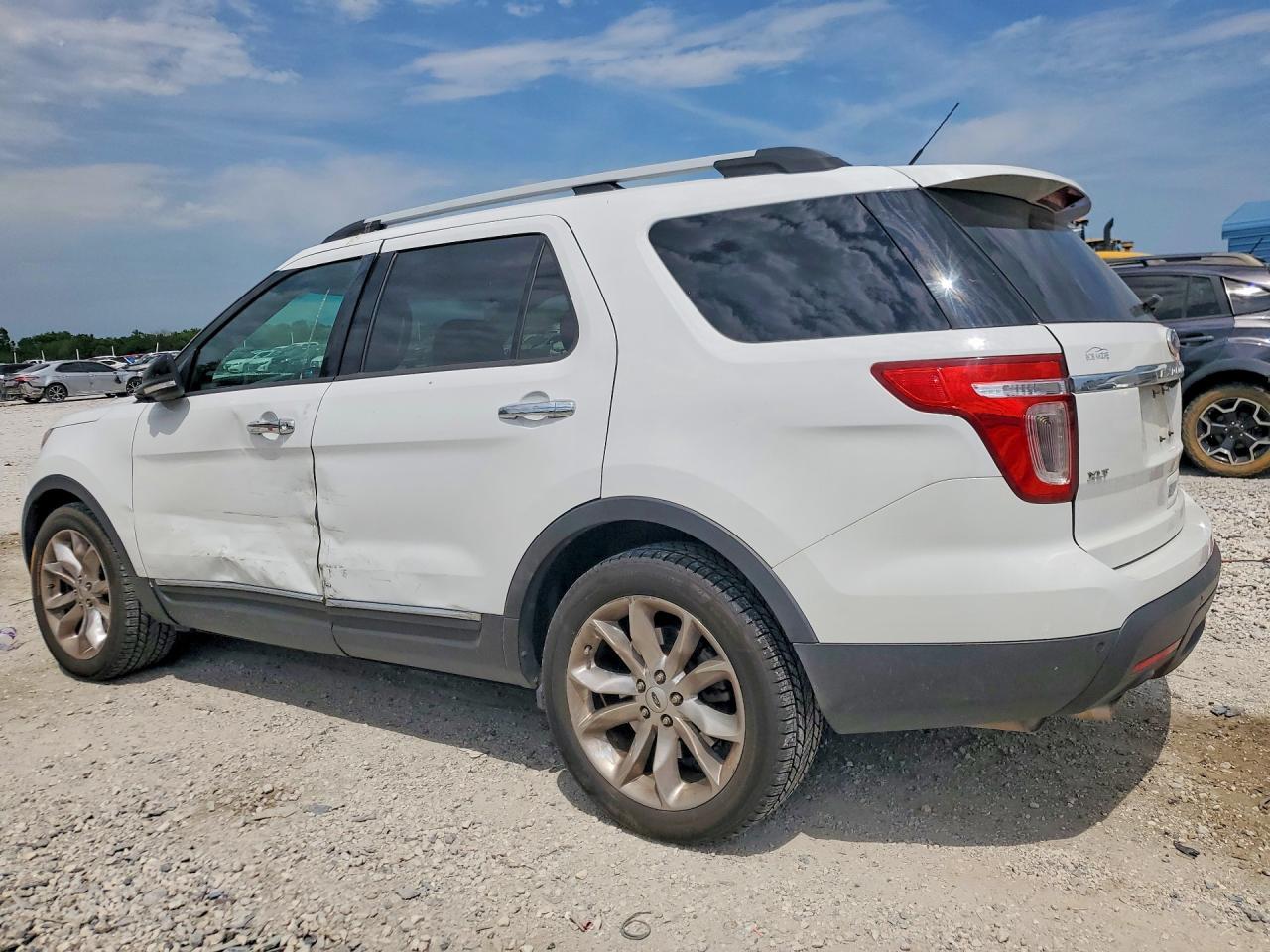 2015 Ford Explorer Xlt - Image 2
