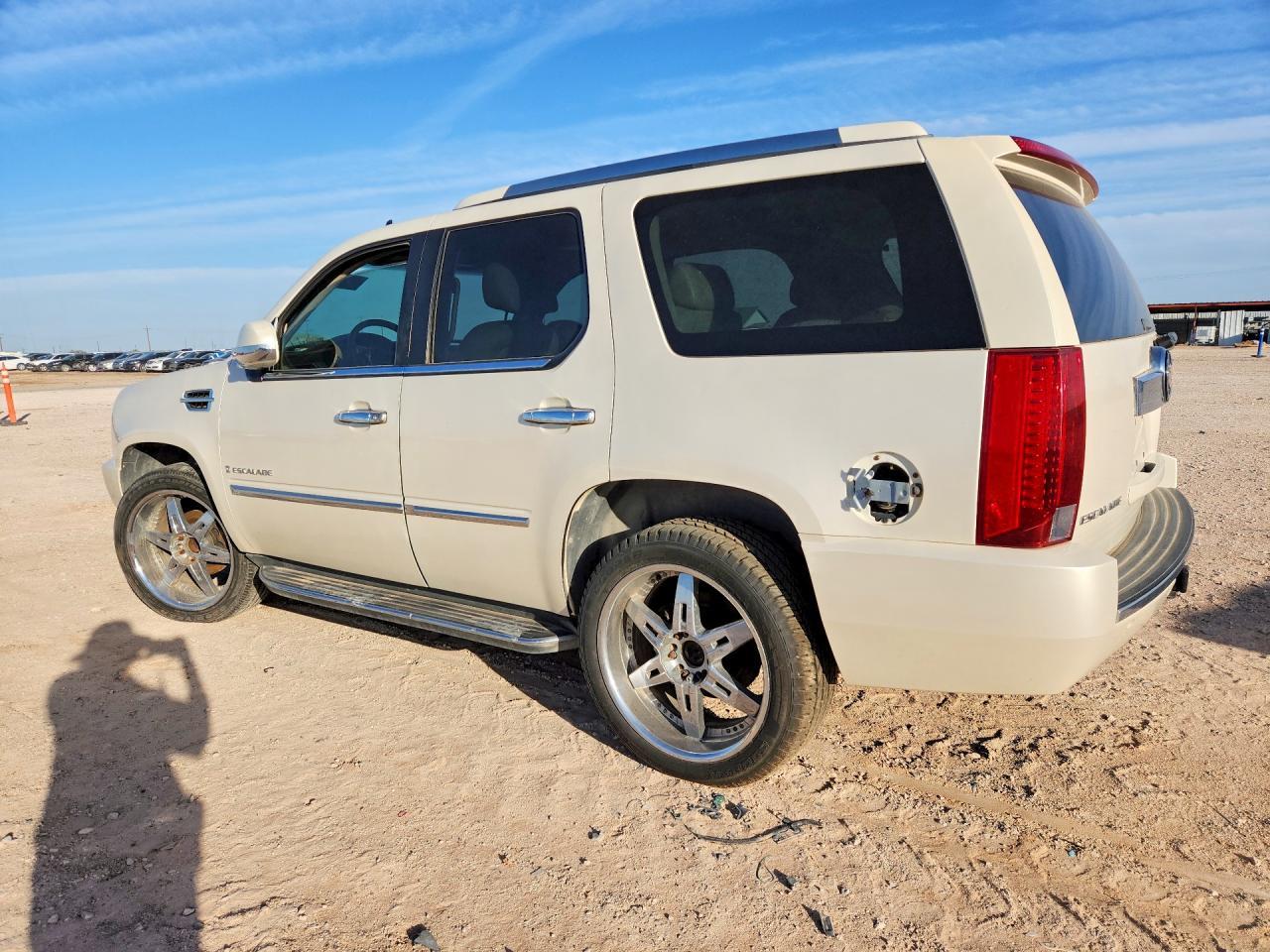 2007 Cadi Escalade L - Image 2