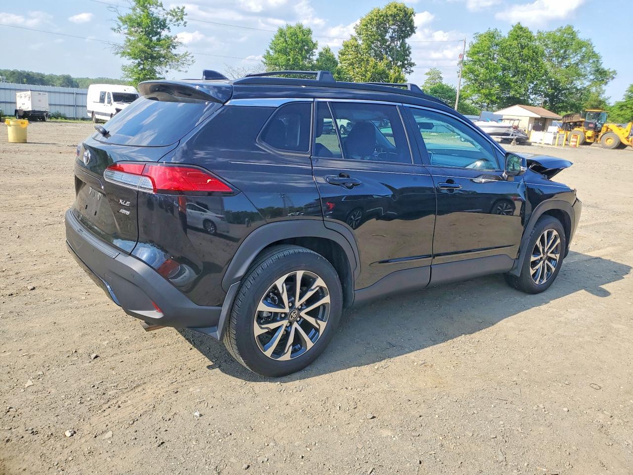 2023 Toyota Corolla Cross Xle - Image 3