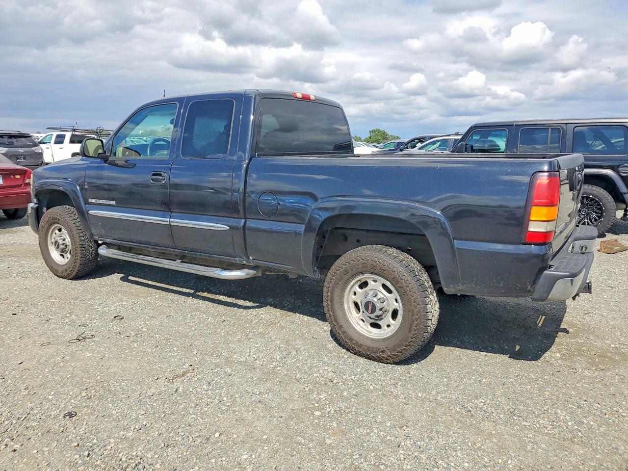 2004 GMC Sierra 2500 - Image 2