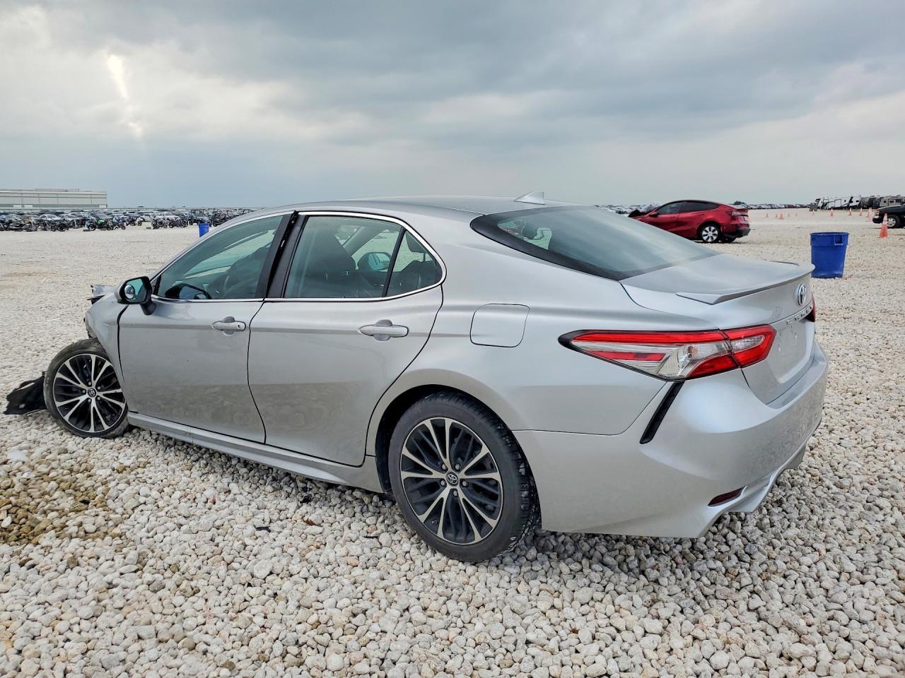 2019 Toyota Camry Se - Фото 2