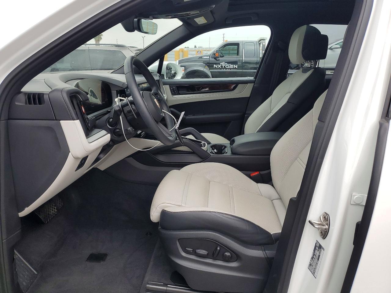 2025 Porsche Cayenne - Image 7