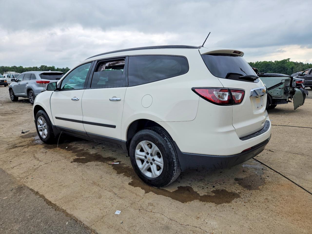 2015 Chevrolet Traverse Ls - Фото 2
