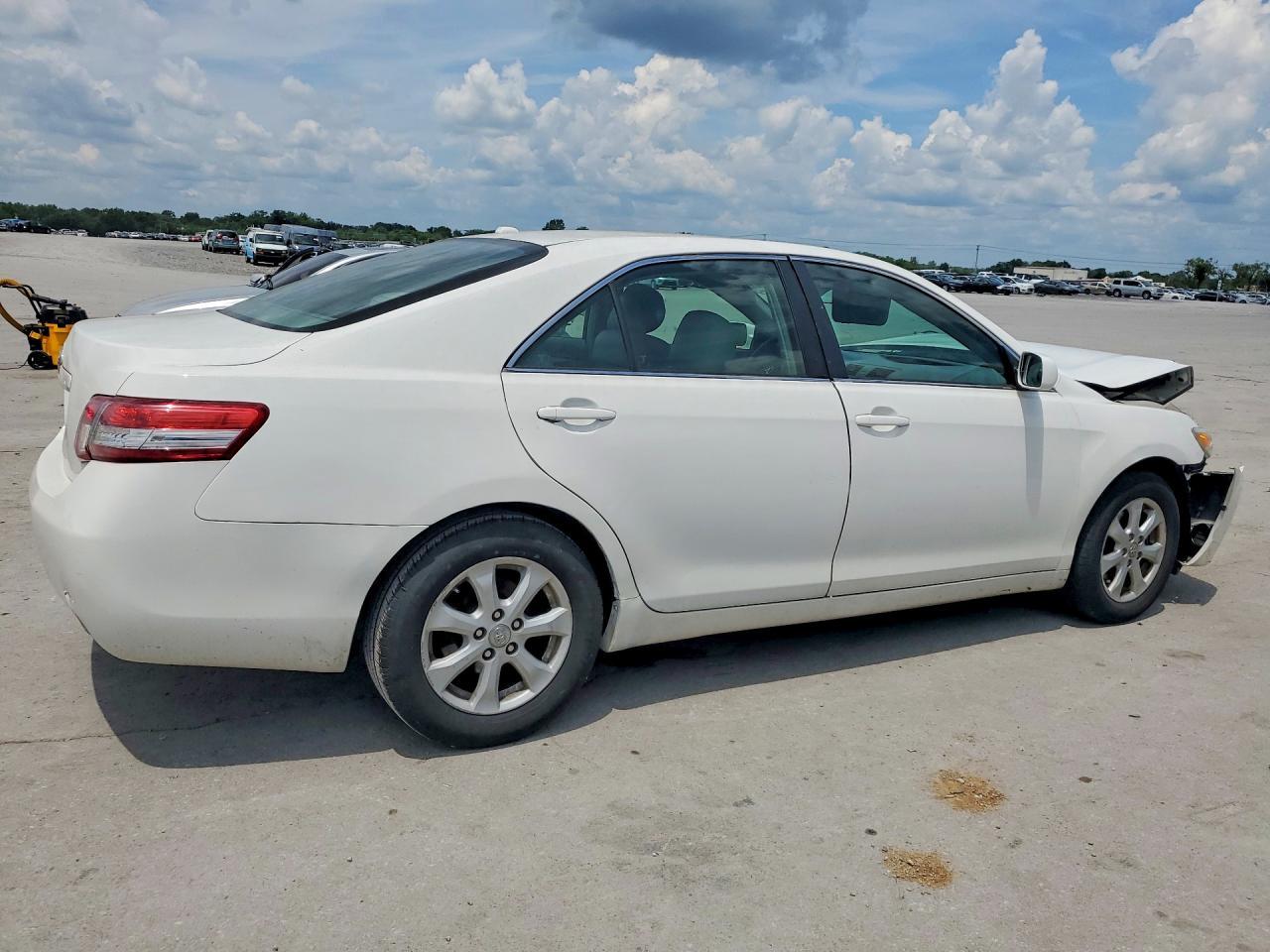2011 Toyota Camry Le - Фото 3