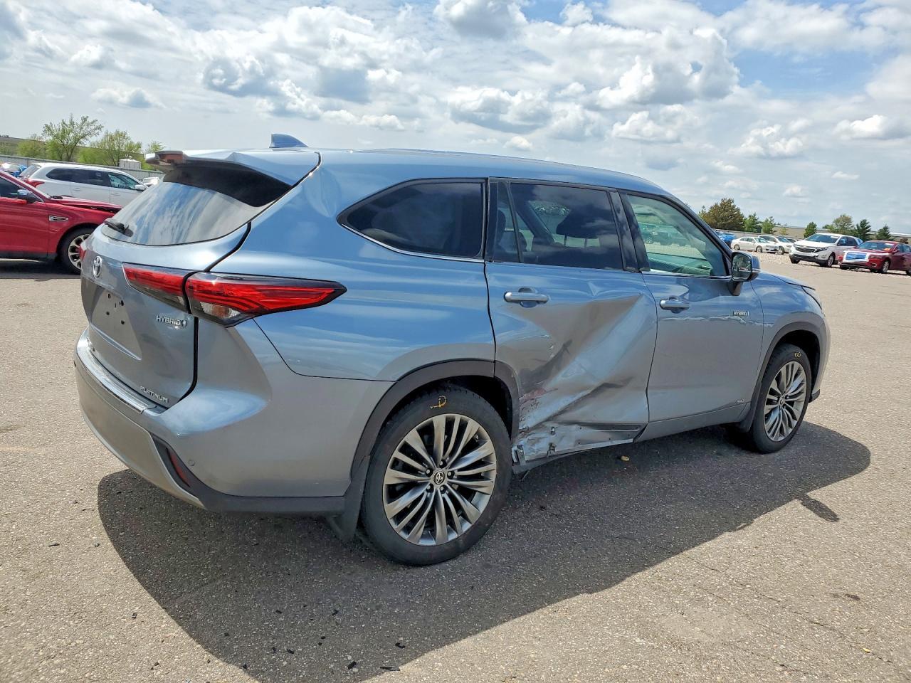 2021 Toyota Highlander Hybrid Platinum - Image 3
