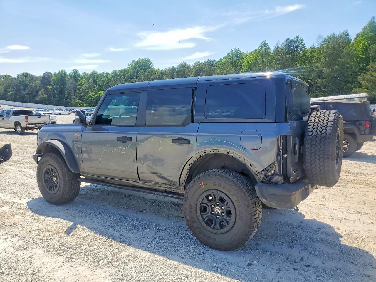 2025 Ford Bronco Badlands - Image 2