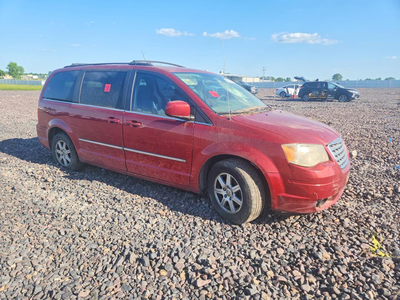 2010 Chrysler Town & Country Touring - Фото 4