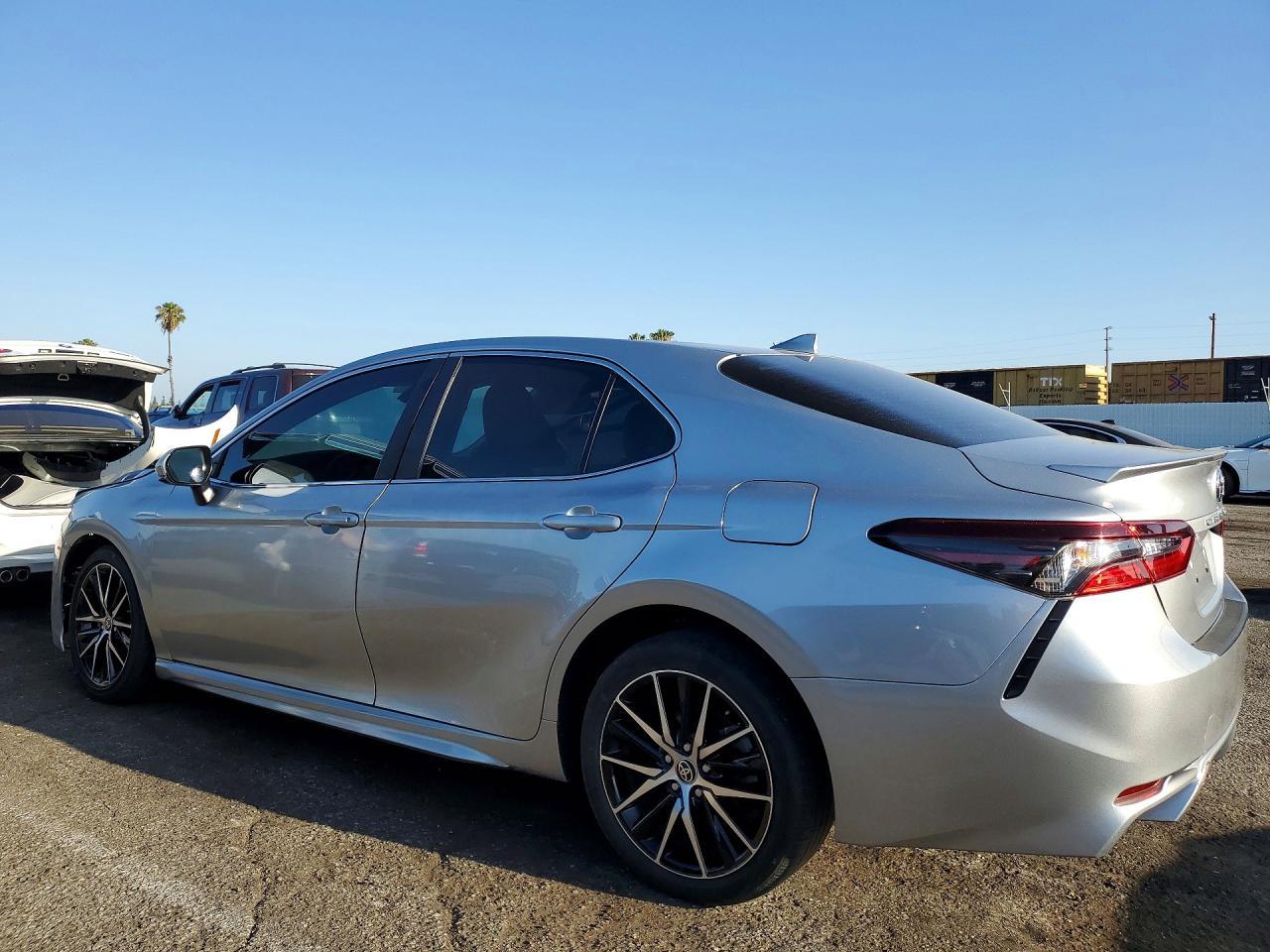 2021 Toyota Camry Se - Фото 2