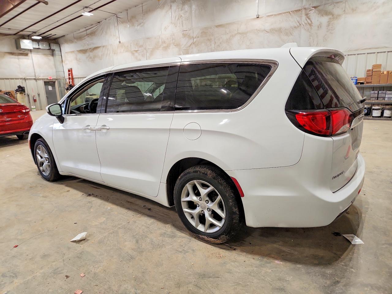 2017 Chrysler Pacifica Touring L - Фото 2