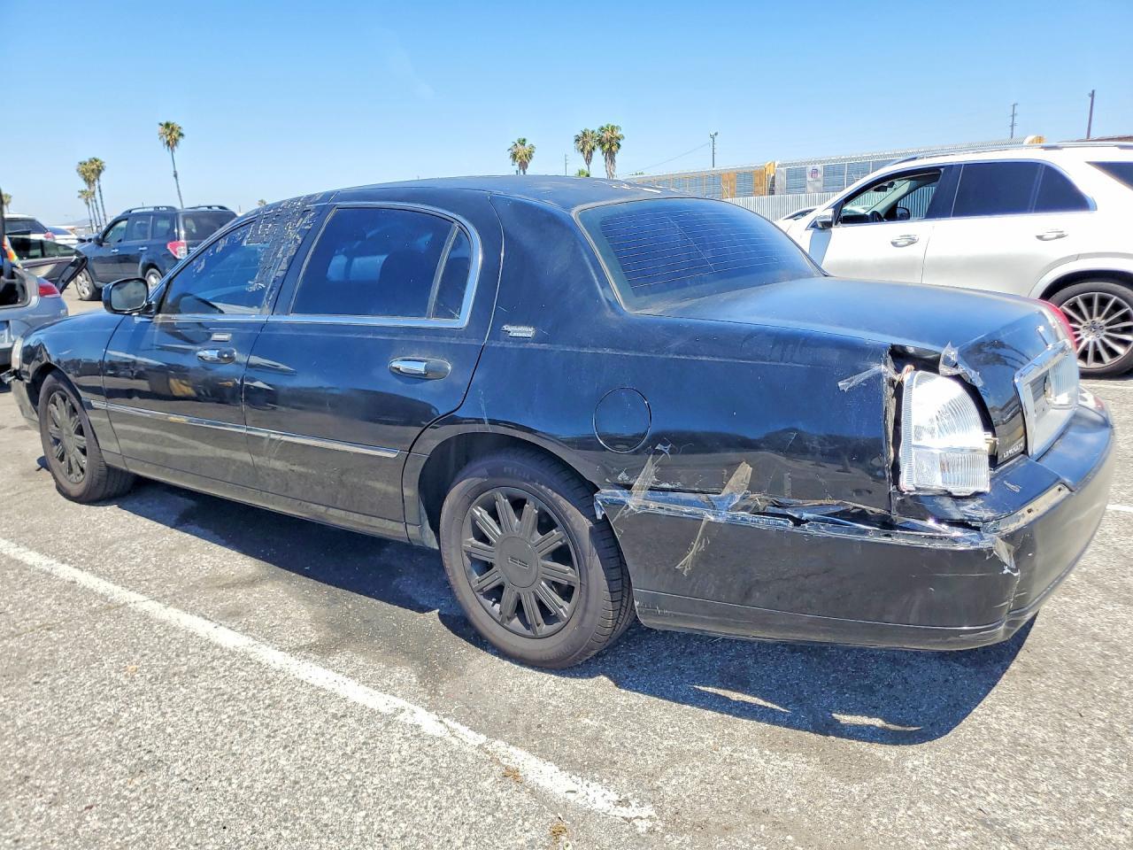 2010 Lincoln Town Car Signature Limited - Фото 2