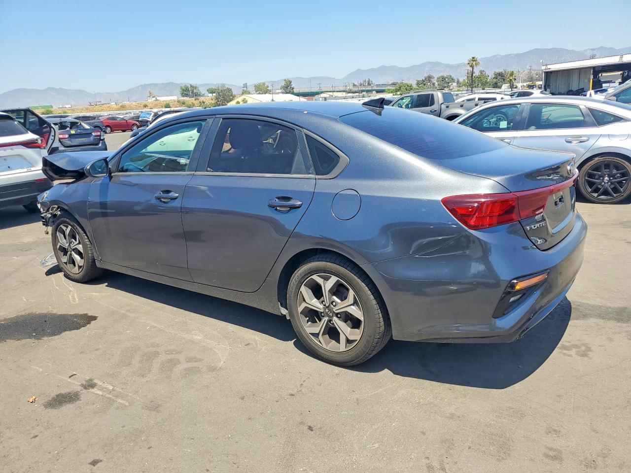 2021 Kia Forte Lxs - Image 3