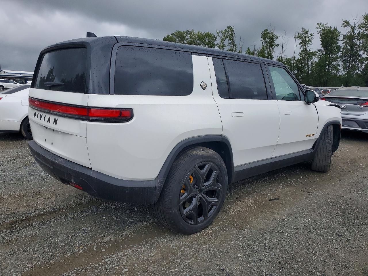 2026 Rivian R1S Premium - Фото 3