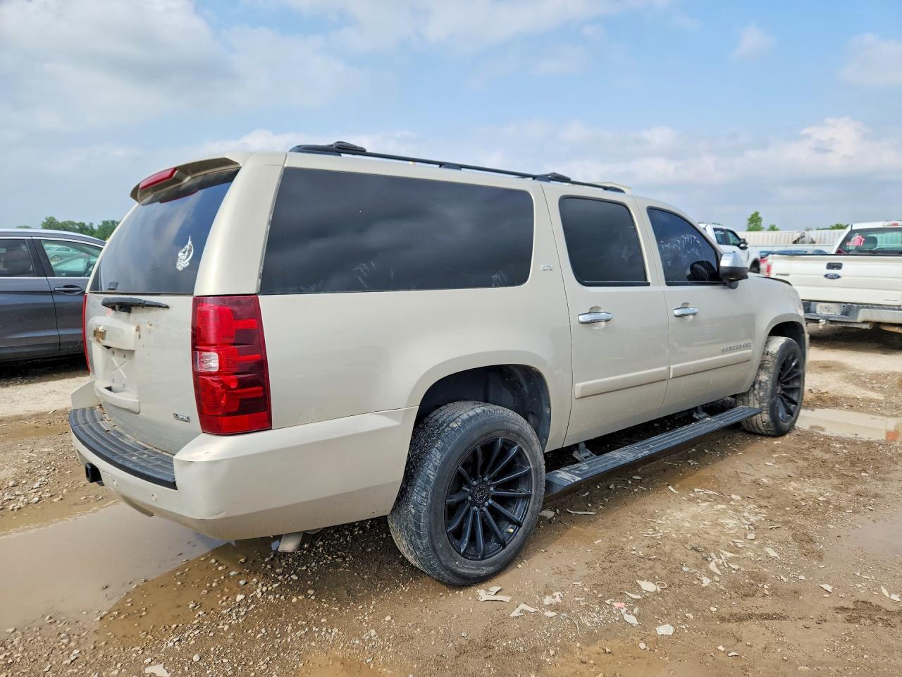 2008 Chevrolet Suburban - Фото 3