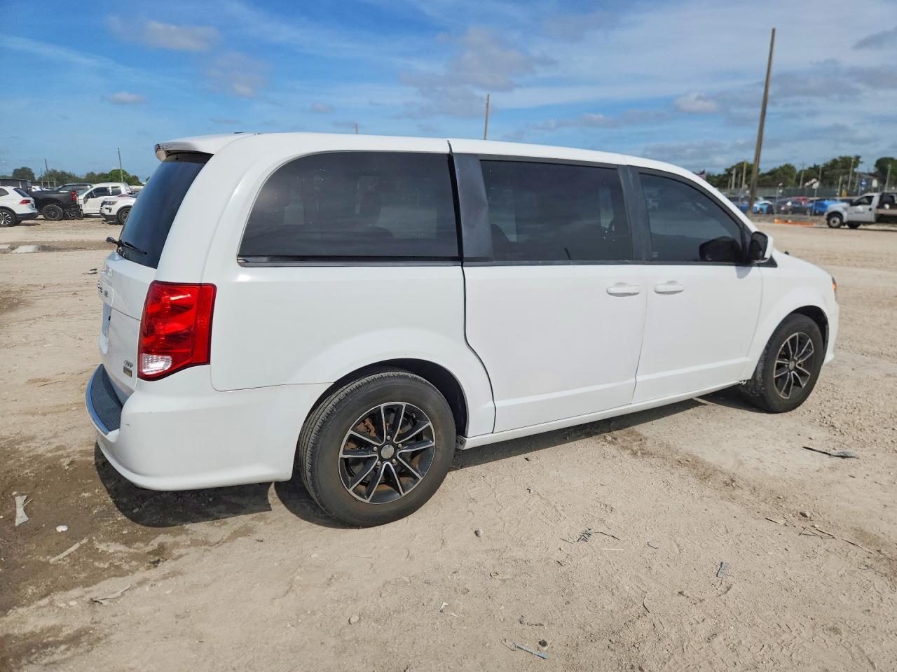 2018 Dodge Grand Caravan Gt - Image 3