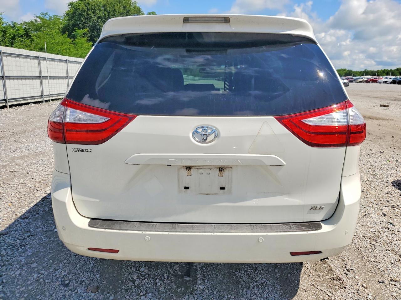 2017 Toyota Sienna Xle Premium 8-Passenger - Image 6