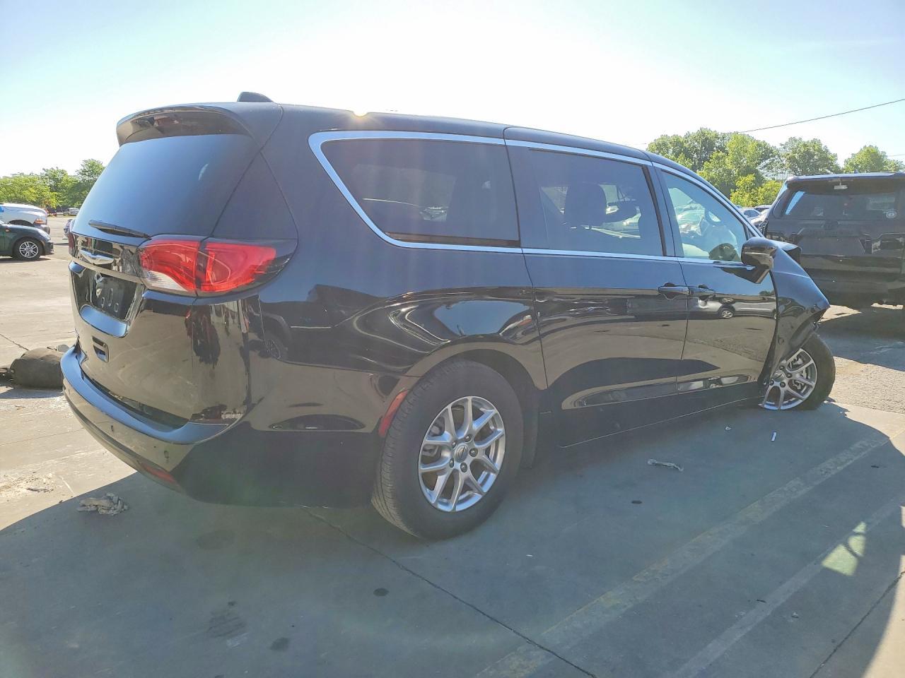2025 Chrysler Voyager Lx - Фото 3