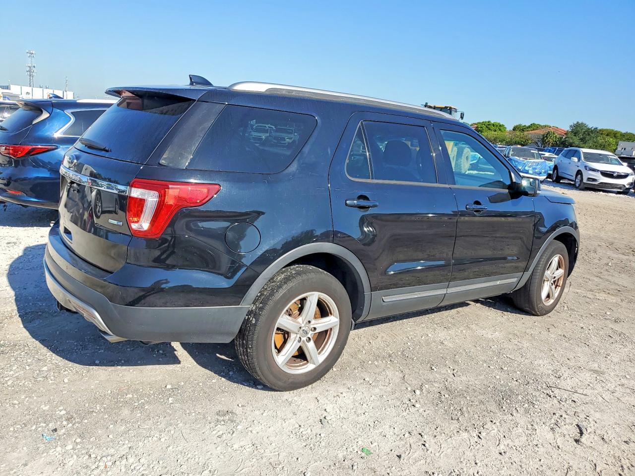 2016 Ford Explorer Xlt - Image 3