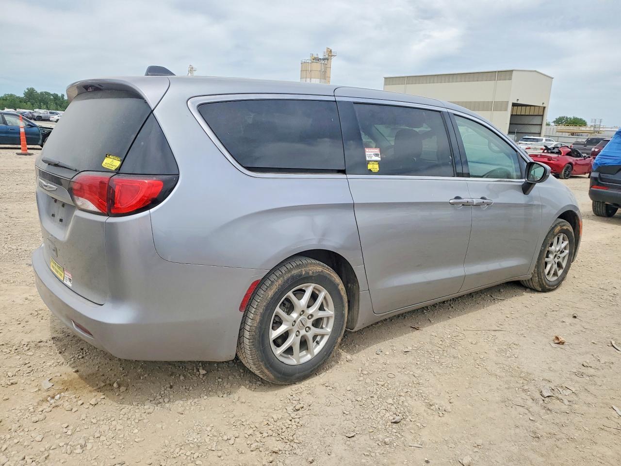 2021 Chrysler Voyager Lx - Фото 3