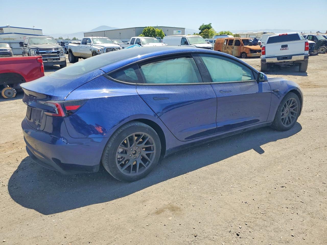 2025 Tesla Model 3 - Фото 3