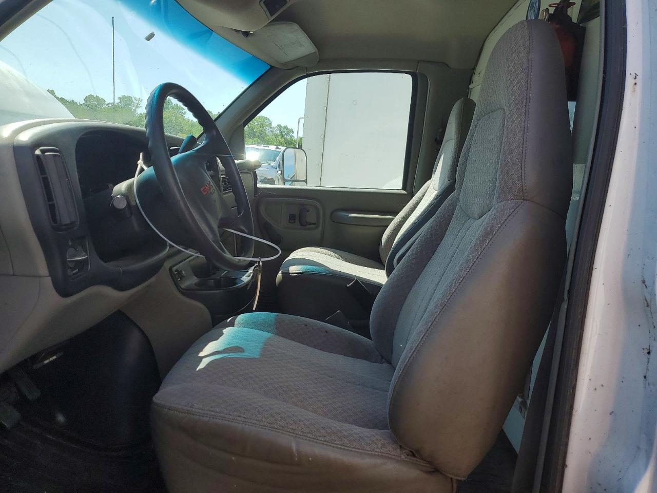 2001 GMC Savana - Box Truck - Фото 7