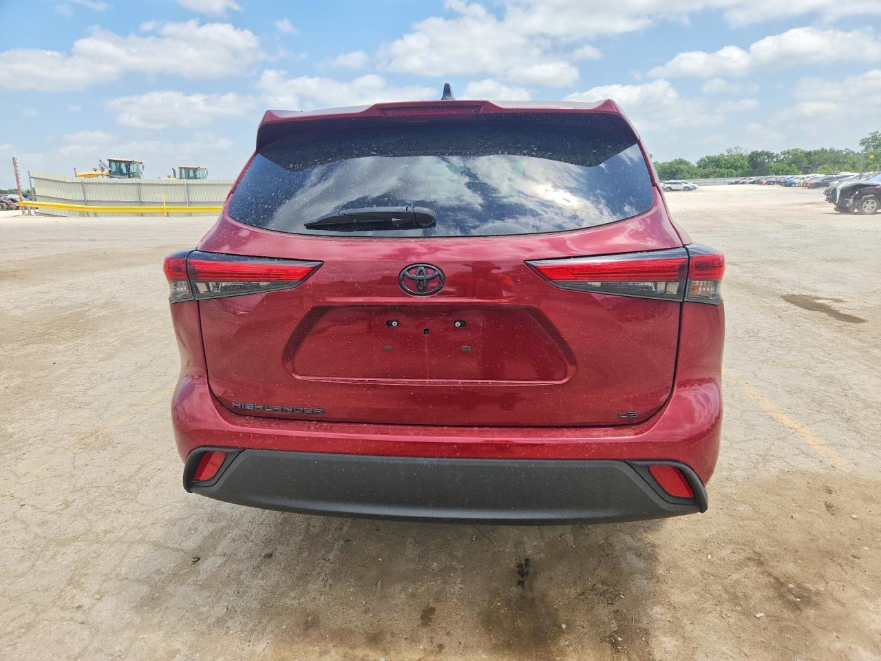 2022 Toyota Highlander Le - Image 6