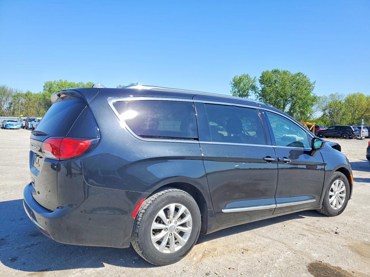 2018 Chrysler Pacifica Touring L - Image 3