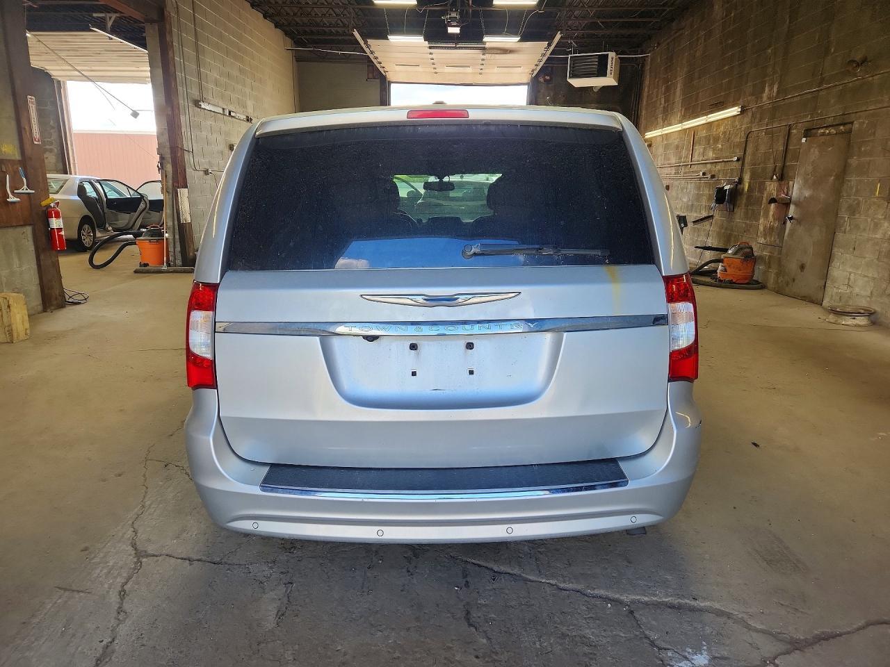 2011 Chrysler Town & Country Touring L - Фото 6
