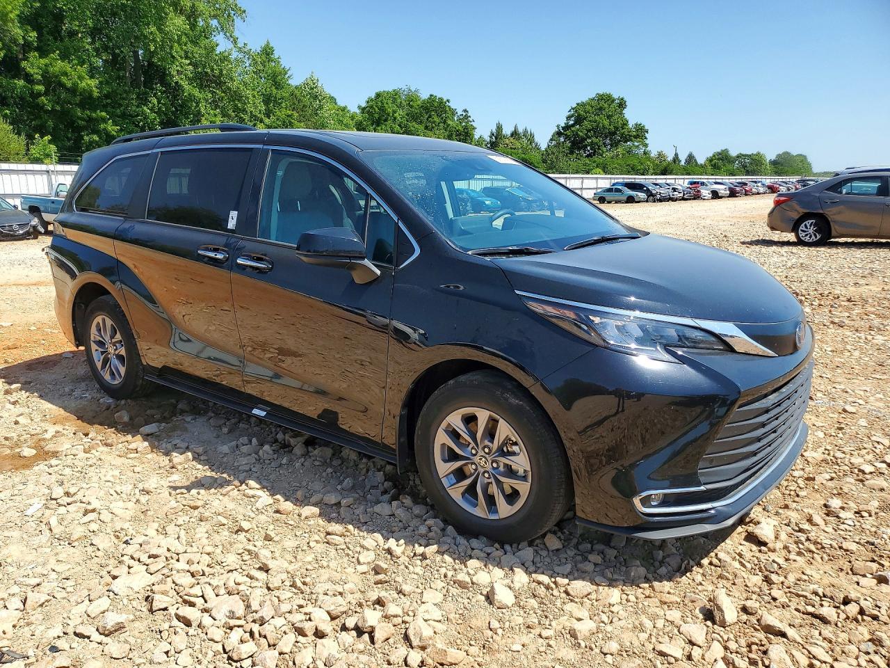 2024 Toyota Sienna Xle - Image 4