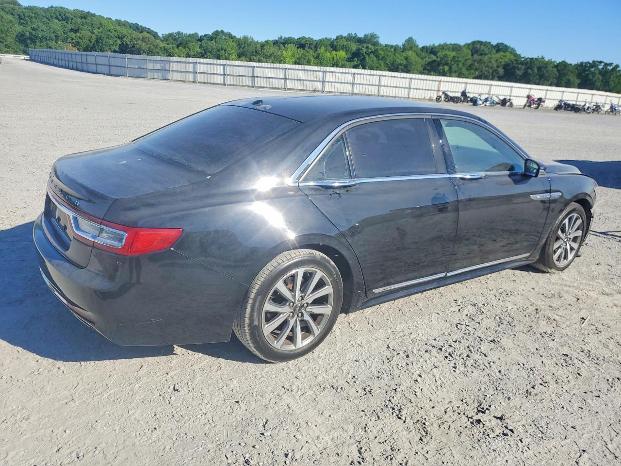 2017 Lincoln Continental - Image 3