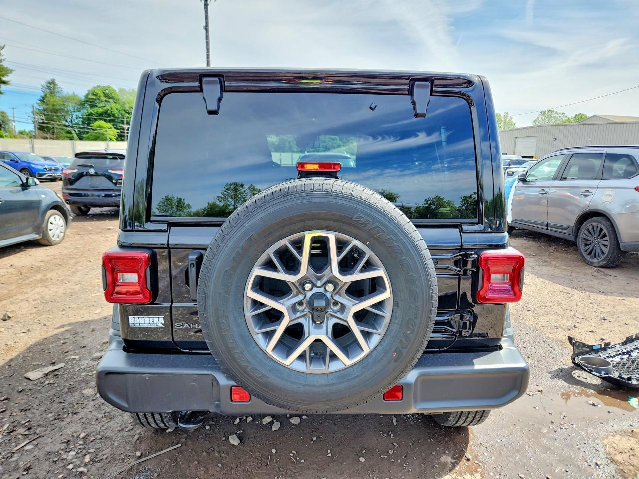 2025 Jeep Wrangler Sahara - Image 6