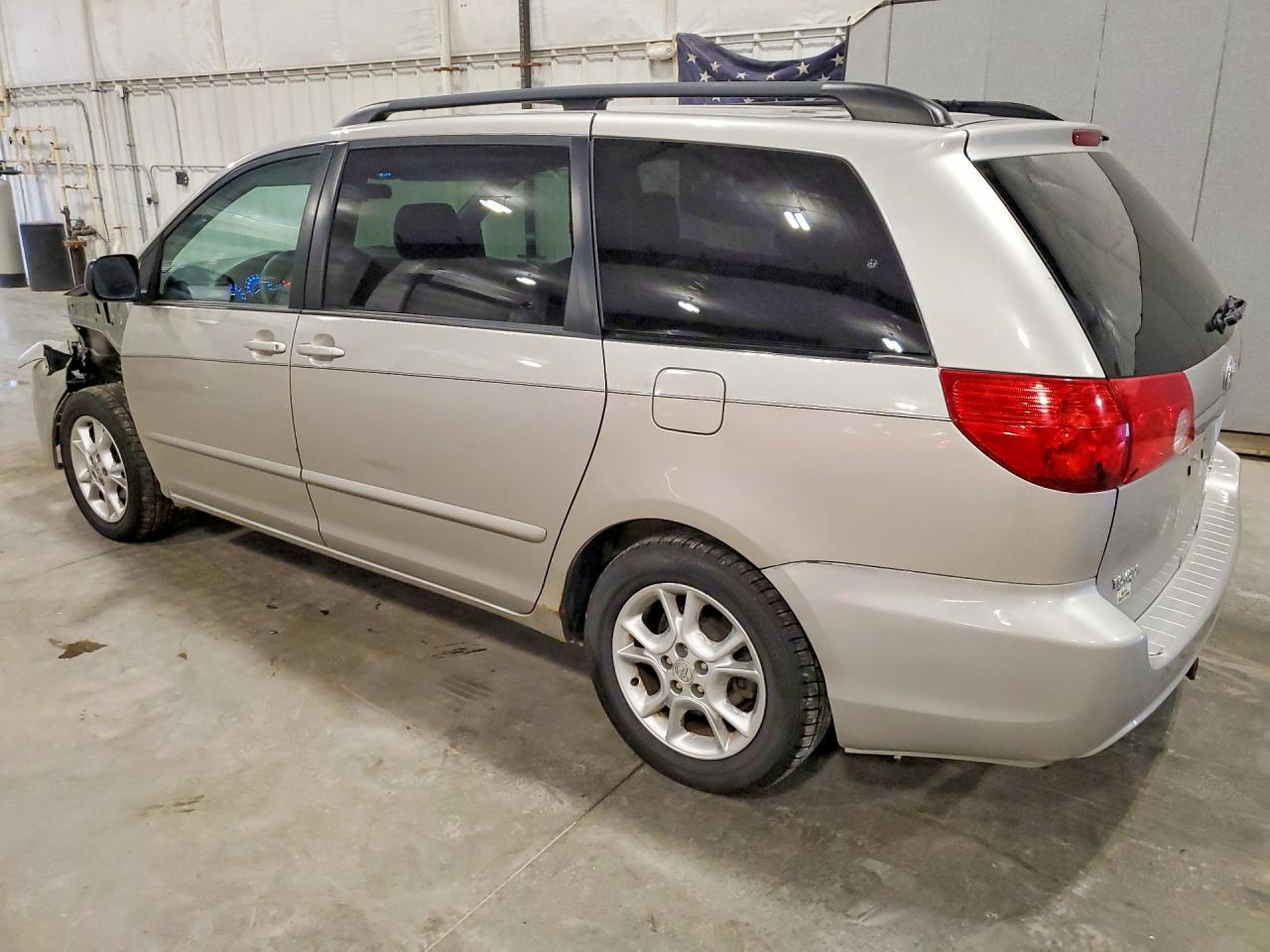 2008 Toyota Sienna Le 8-Passenger - Image 2