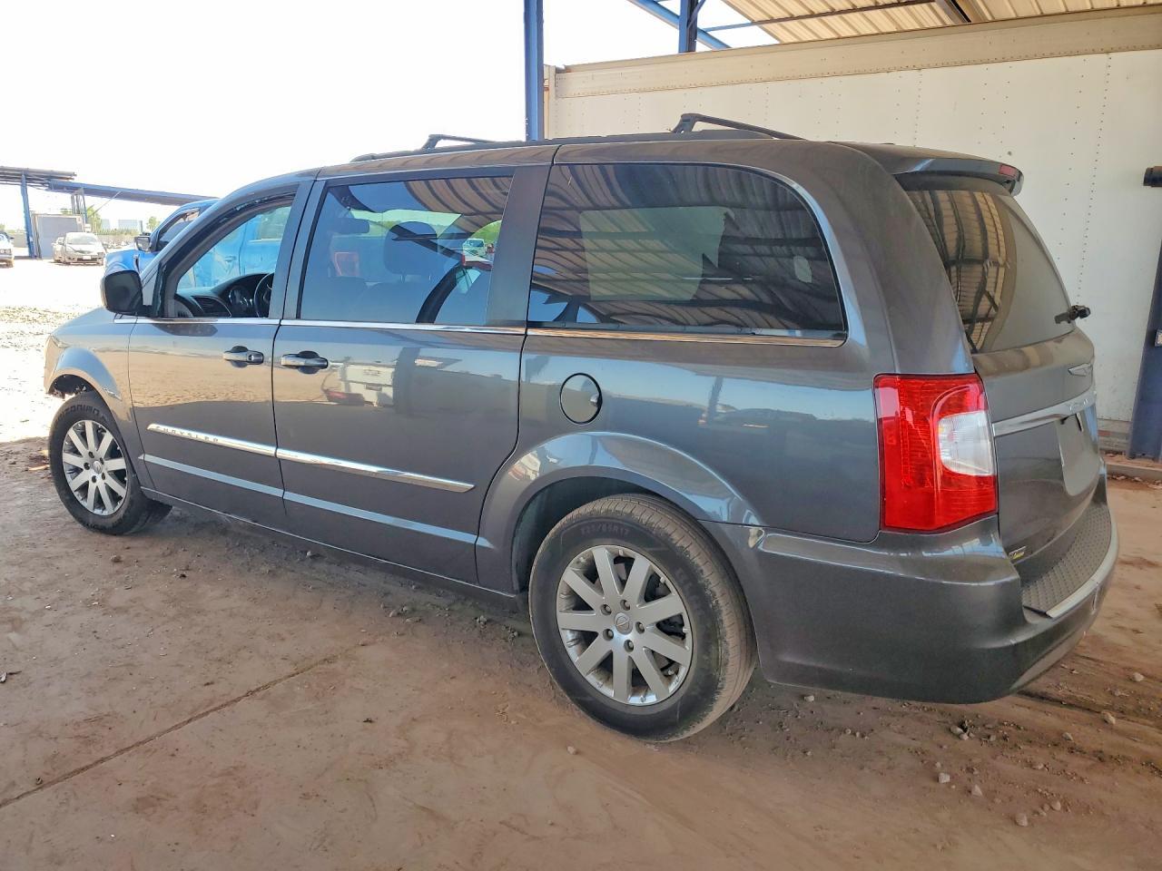 2016 Chrysler Town & Country Touring - Image 2