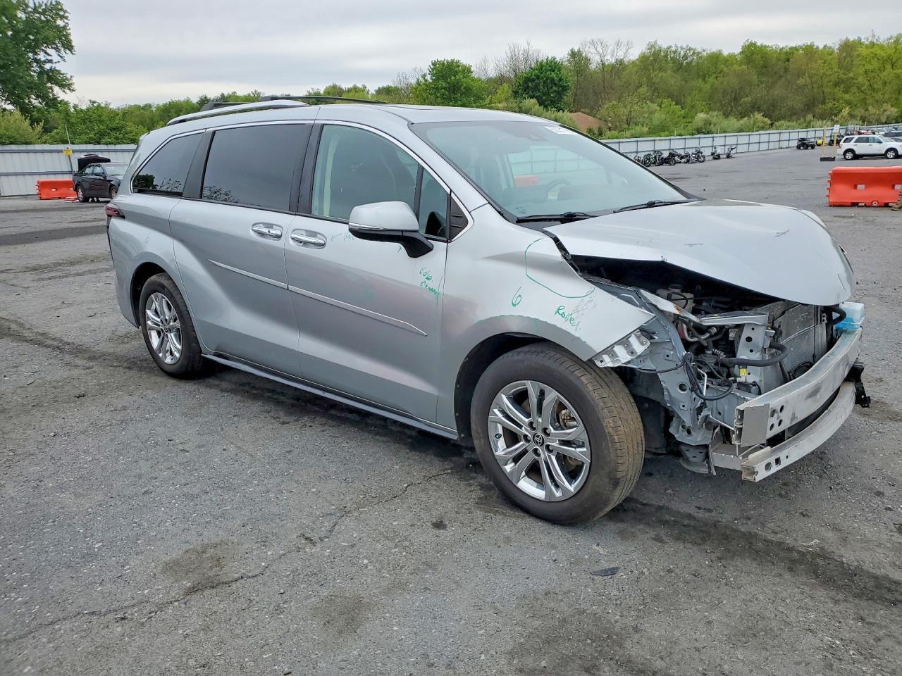 2022 Toyota Sienna - Image 4