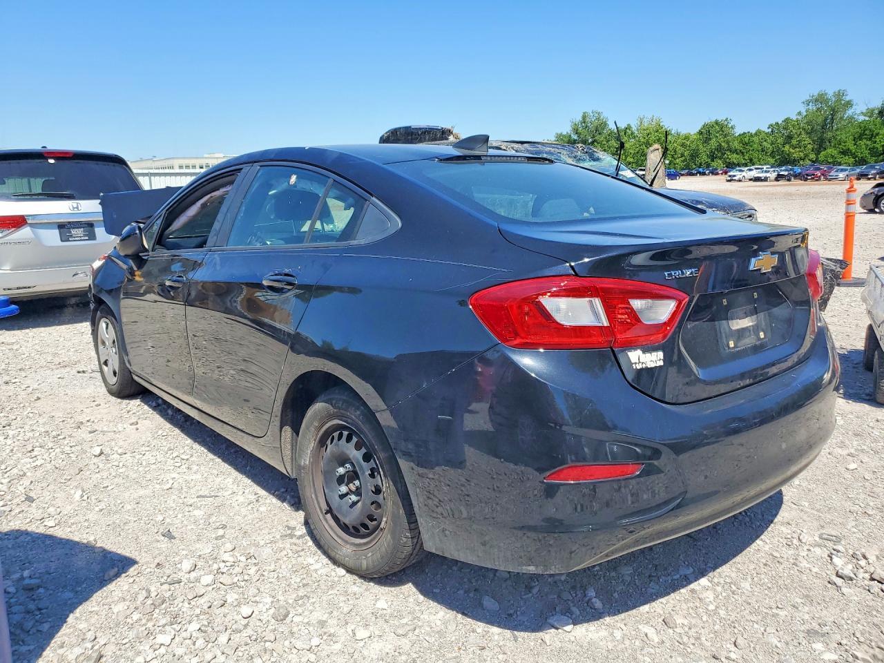 2017 Chevrolet Cruze Ls - Фото 2