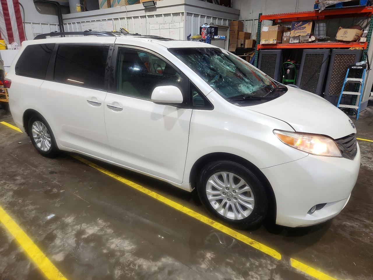 2017 Toyota Sienna Xle Premium 8-Passenger - Image 4
