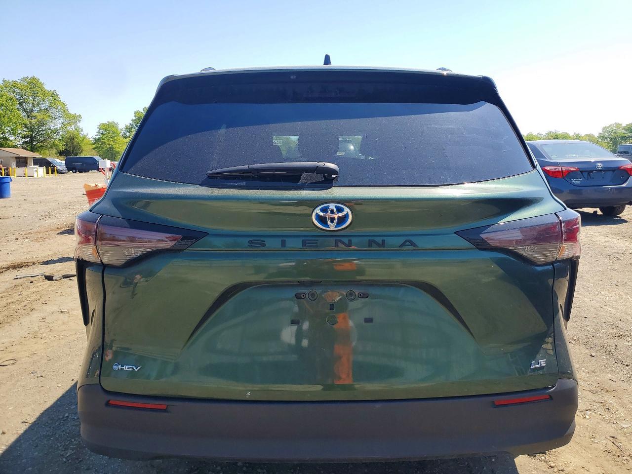 2025 Toyota Sienna Le - Фото 6