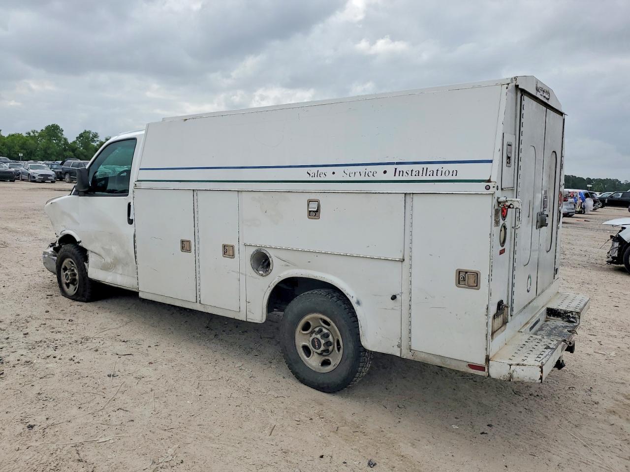 2011 GMC Savana Cutaway G3500 - Image 2