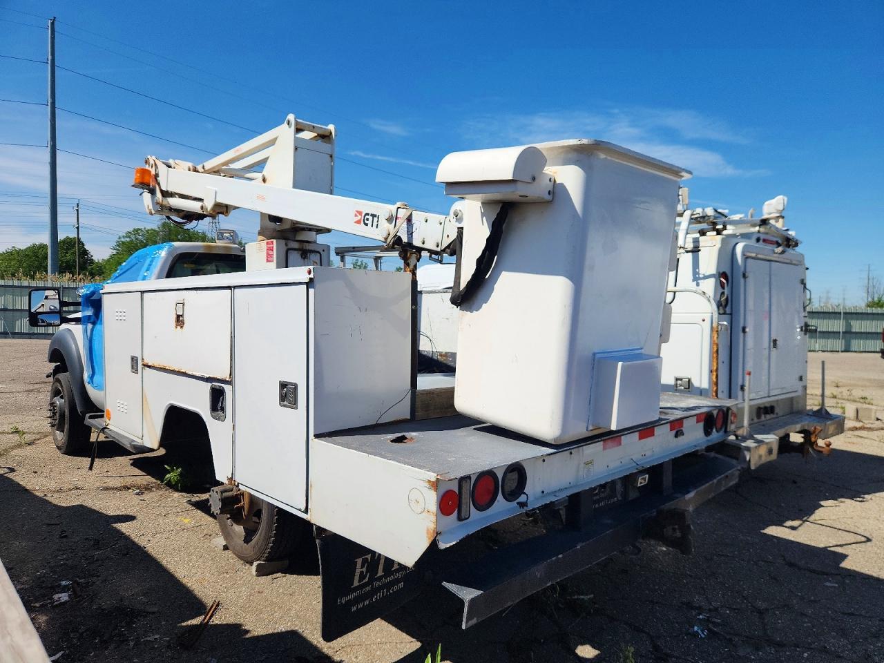 2011 Ford F450 Super - Bucket Truck - Image 3