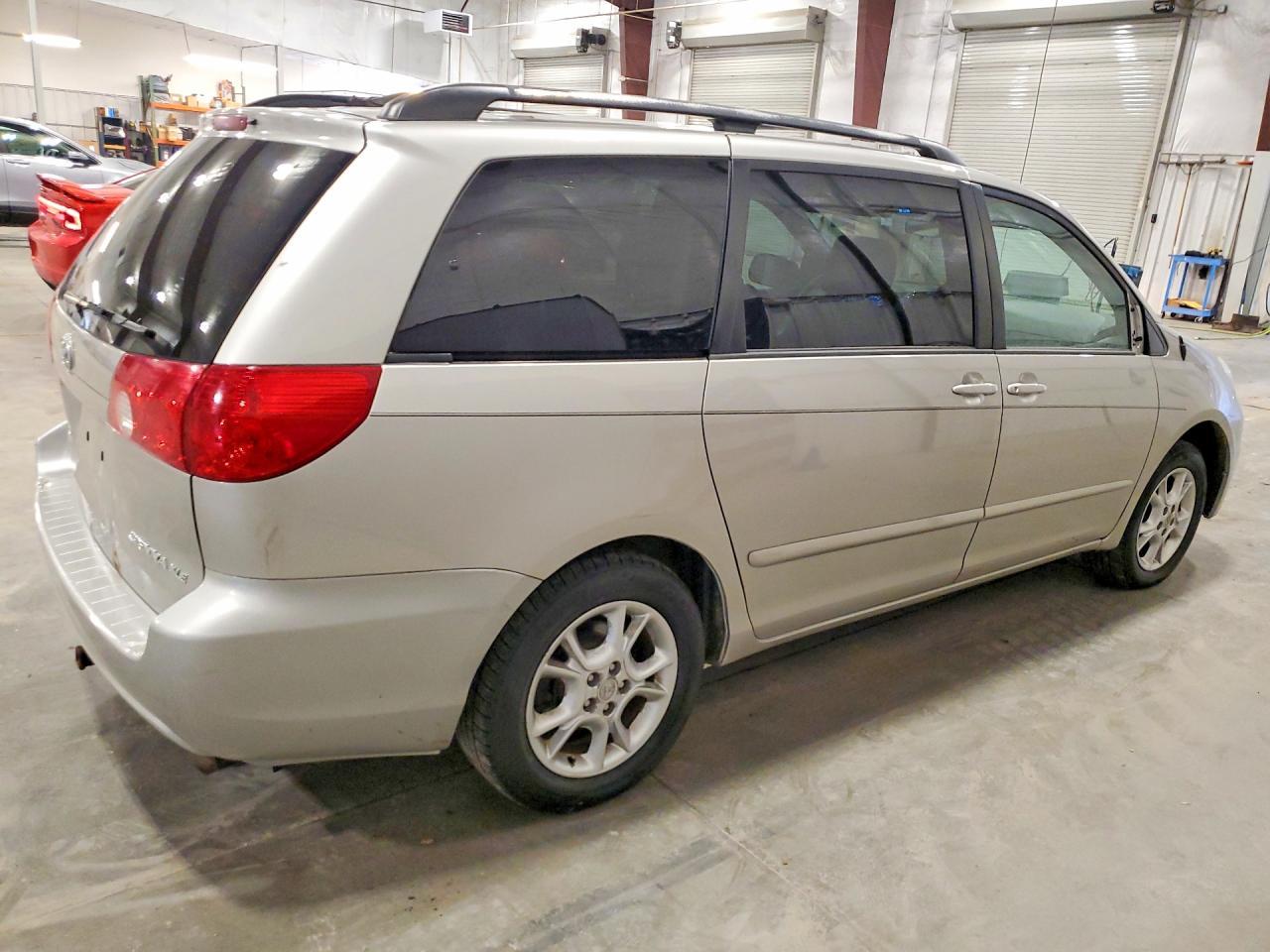 2008 Toyota Sienna Le 8-Passenger - Image 3