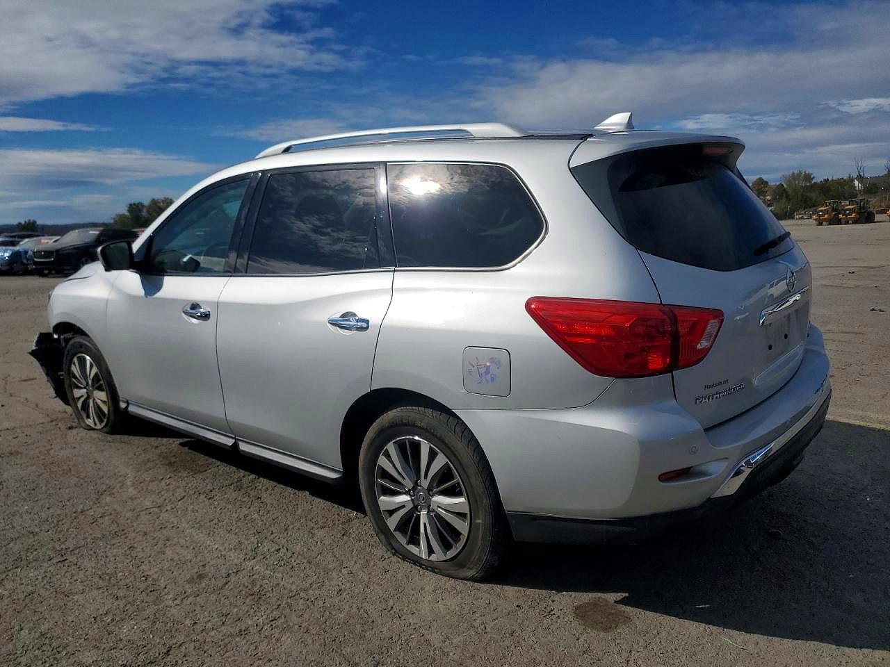 2019 Nissan Pathfinder Sl - Image 2