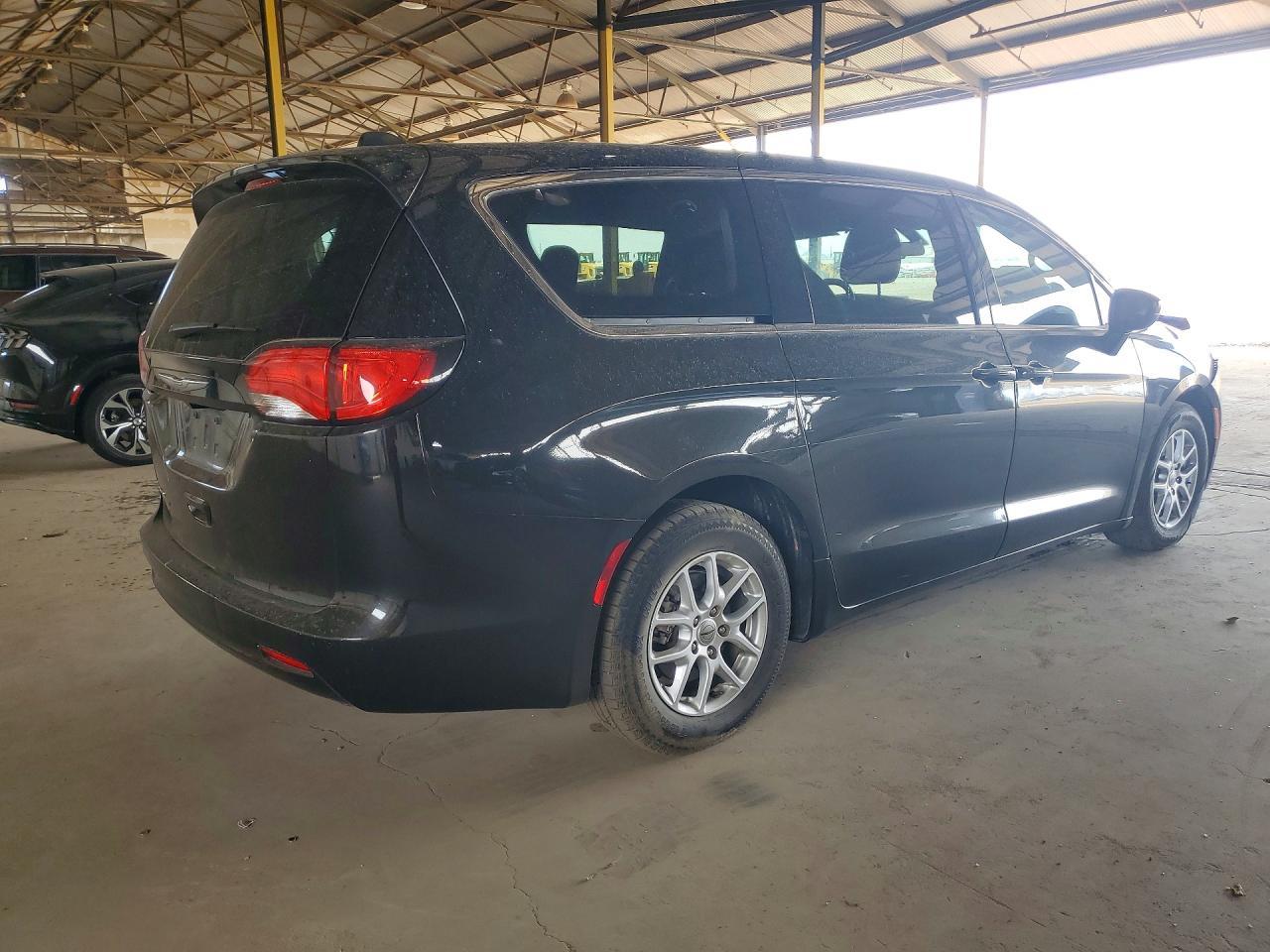 2022 Chrysler Voyager - Фото 3