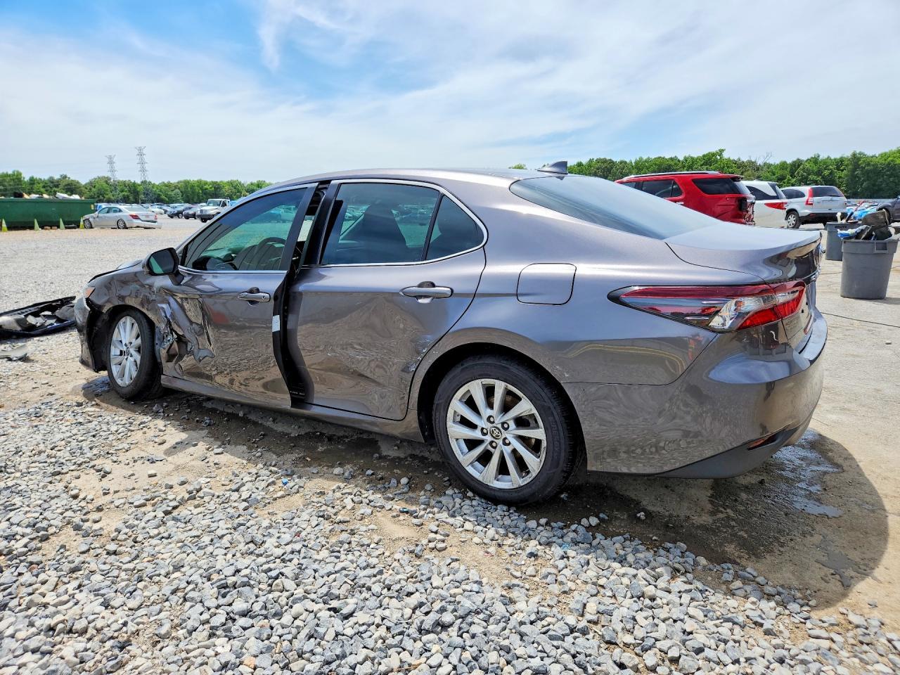 2021 Toyota Camry Le - Фото 2