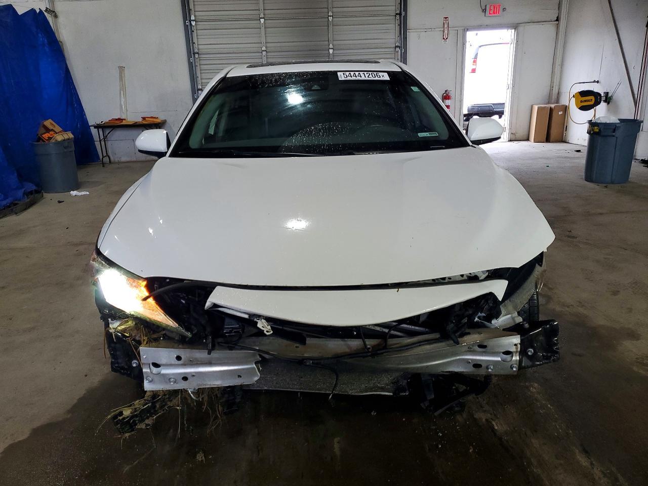 2020 Toyota Camry Se - Фото 5