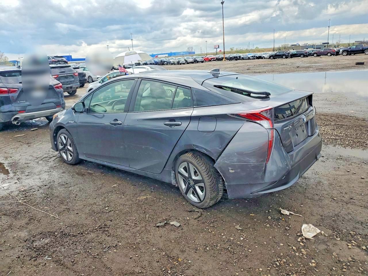 2017 Toyota Prius Three Touring - Фото 2